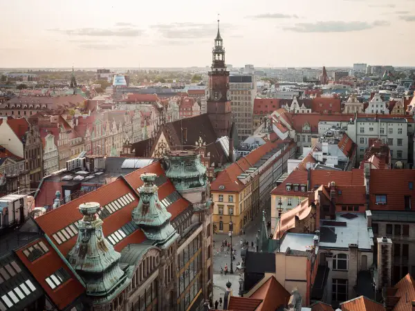 Widok na wrocławski rynek z wieżą ratuszową. Idealne miejsce, by odkryć, co robić we Wrocławiu.